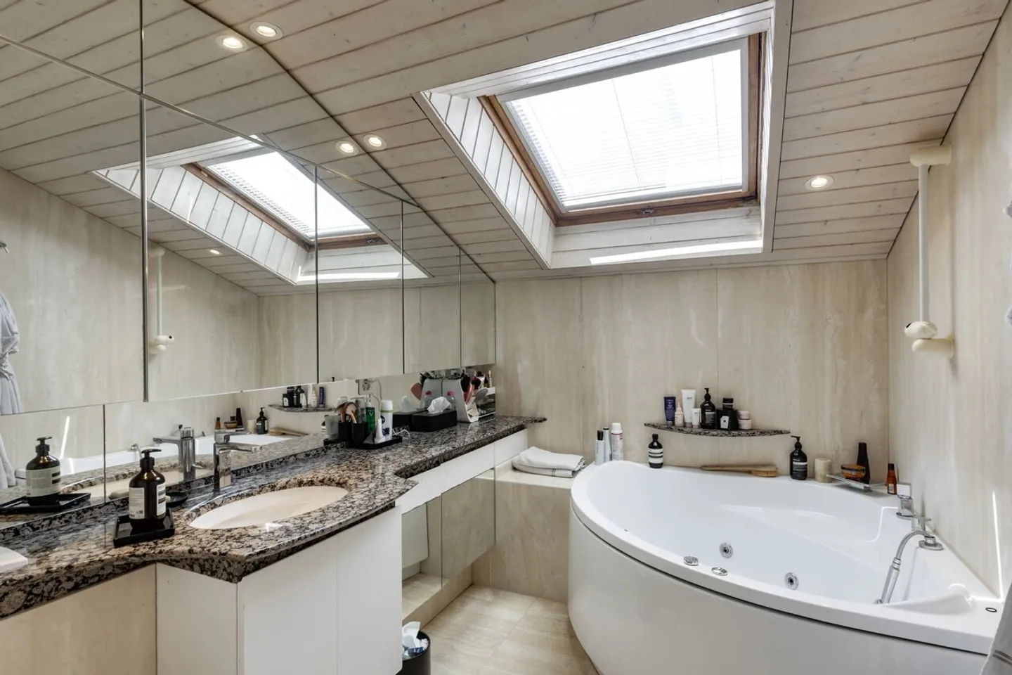 Superb 6.5-room property in a green setting with lake view - Photo 7 of 13