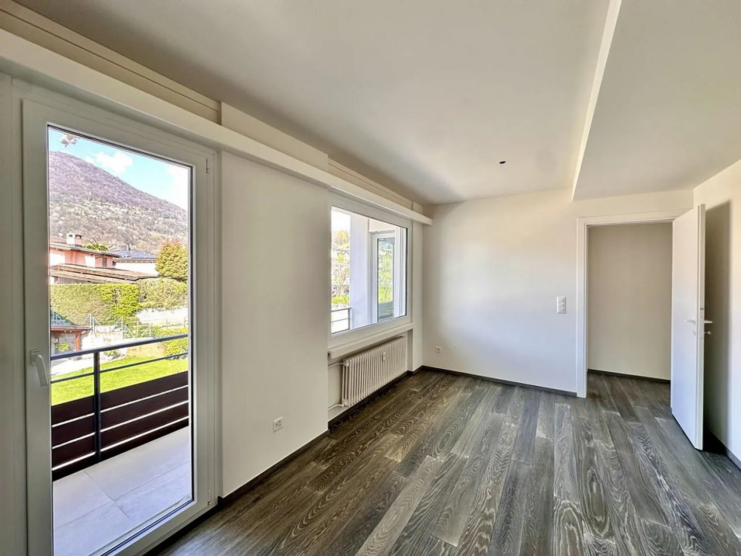 RENOVIERTES 4.5-ZIMMER-APARTMENT - WOHNANLAGE MIT SCHWIMMBAD - Foto 6 von 11