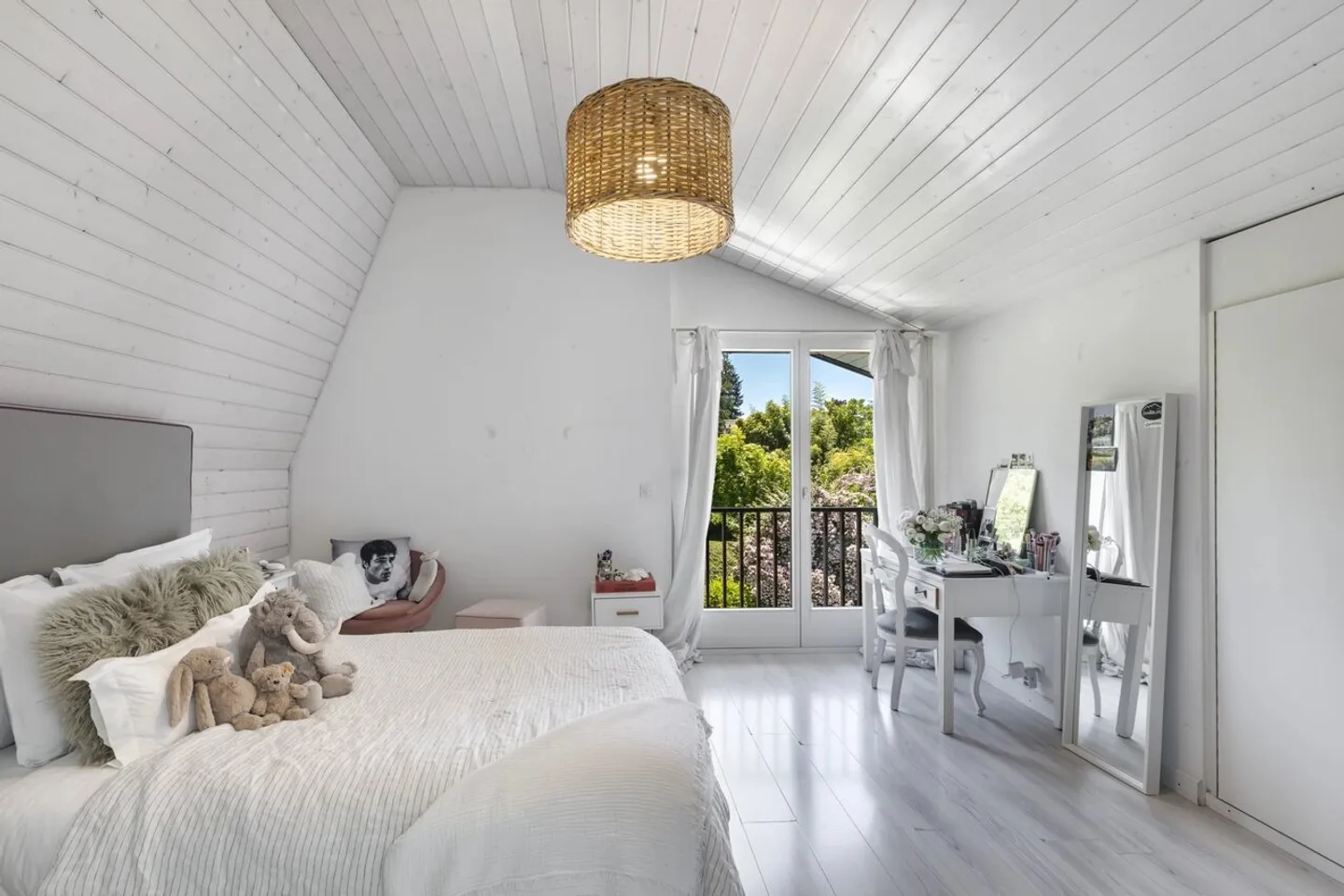 Superb 6.5-room property in a green setting with lake view - Photo 9 of 13
