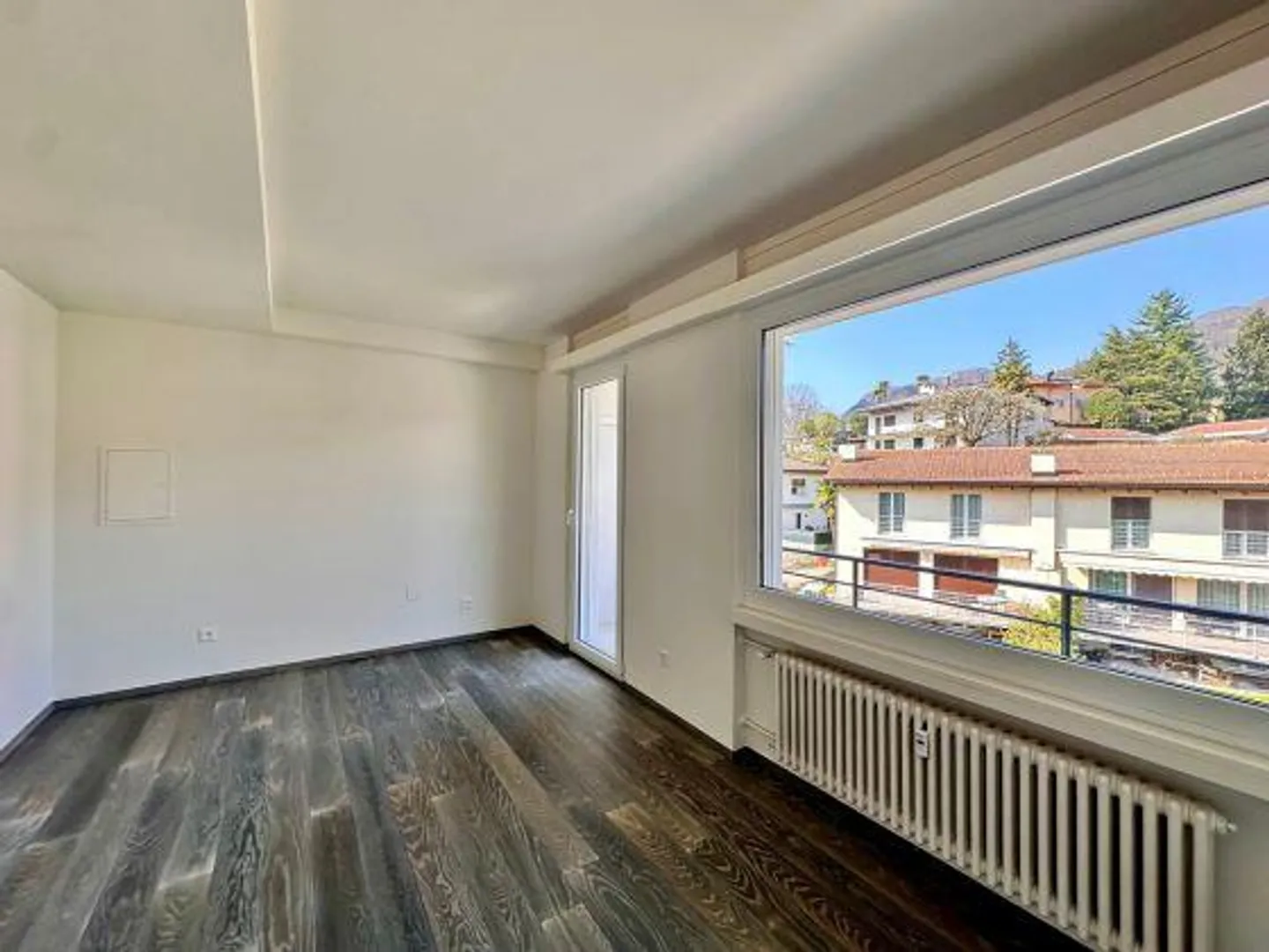 RENOVIERTES 4.5-ZIMMER-APARTMENT - WOHNANLAGE MIT SCHWIMMBAD - Foto 7 von 11