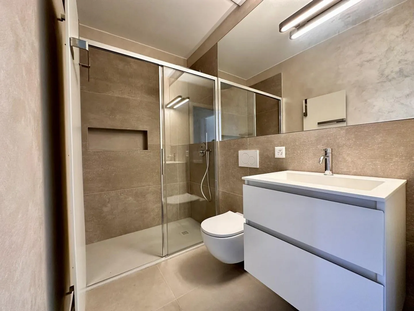 RENOVIERTES 4.5-ZIMMER-APARTMENT - WOHNANLAGE MIT SCHWIMMBAD - Foto 9 von 11