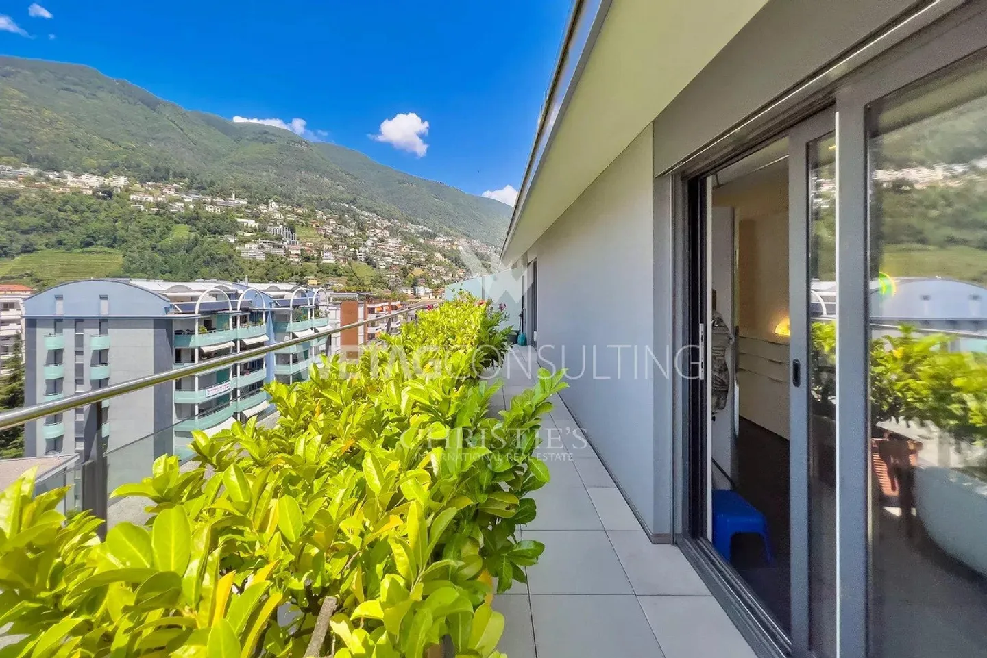 Duplex penthouse with 360-degree view in central location overlooking Lake Maggiore for sale in Locarno - Photo 12 of 13