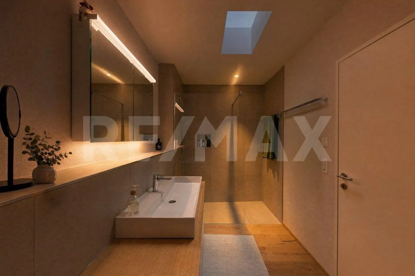 Luxurious and modern penthouse with charm and character - Photo 6 of 10