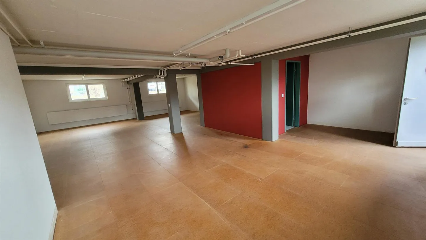 Atelier / Salle de loisirs spacieux - Photo 1 sur 4