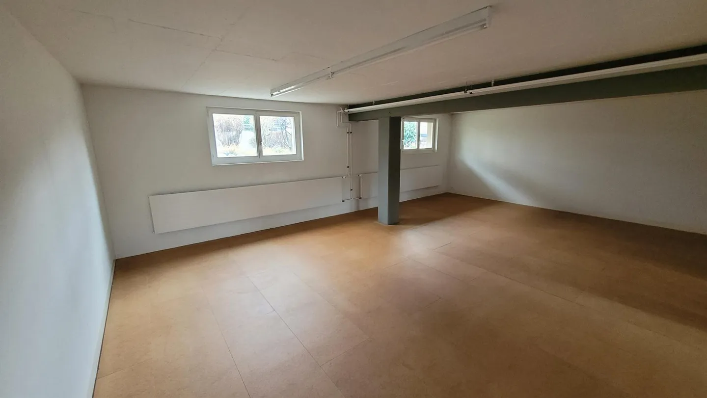 Atelier / Salle de loisirs spacieux - Photo 3 sur 4