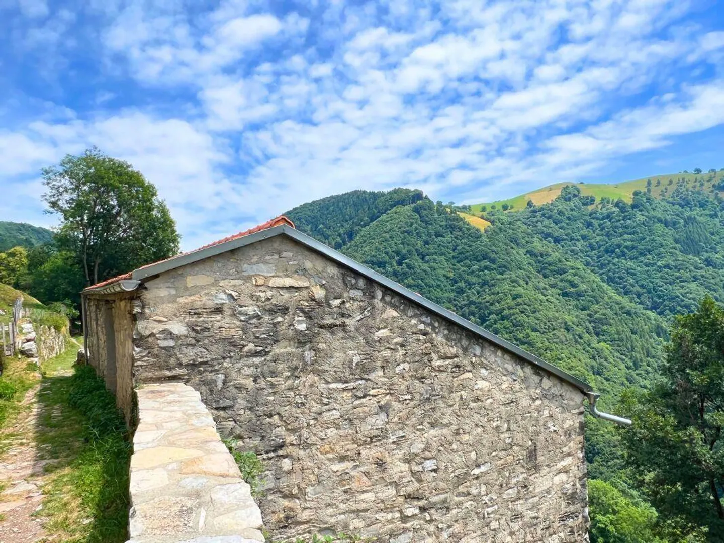 Charming renovated rustic with open valley view - Photo 3 of 14