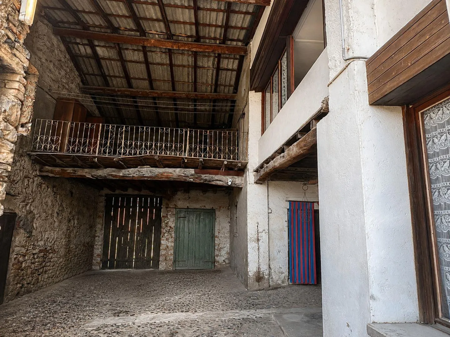 Characteristic property in rural area for renovation, consisting of 2/3 apartments - Photo 18 of 19