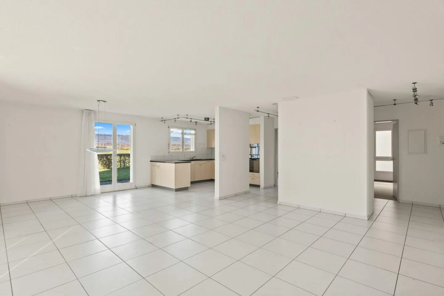 Charming 4.5-room garden apartment with spacious garden in Aarberg - Photo 4 of 21