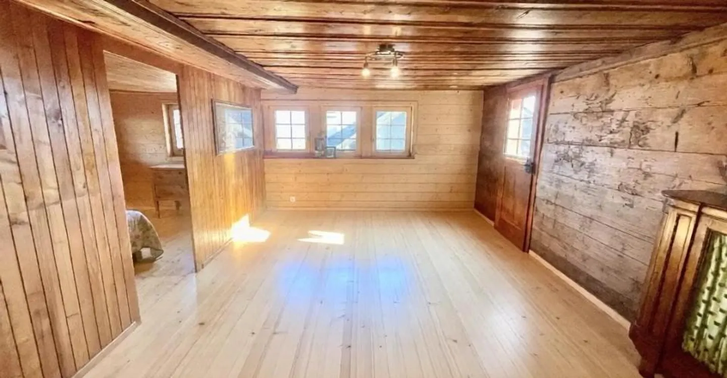Incantevole appartamento attico di 4,5 locali nel cuore del vecchio villaggio di Lens in gran parte ristrutturato - Foto 1 di 12