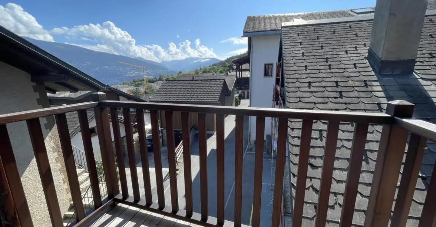 Incantevole appartamento attico di 4,5 locali nel cuore del vecchio villaggio di Lens in gran parte ristrutturato - Foto 3 di 12