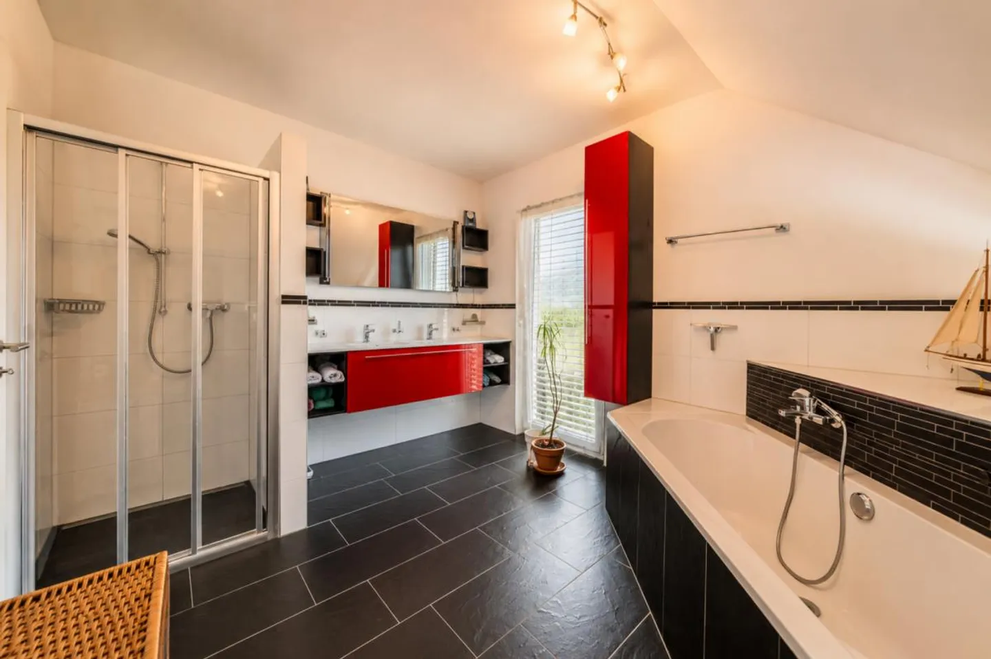 Paradiso familiare vicino all'Aare - moderna casa unifamiliare di 6,5 stanze con potenziale di ampliamento - Foto 12 di 17