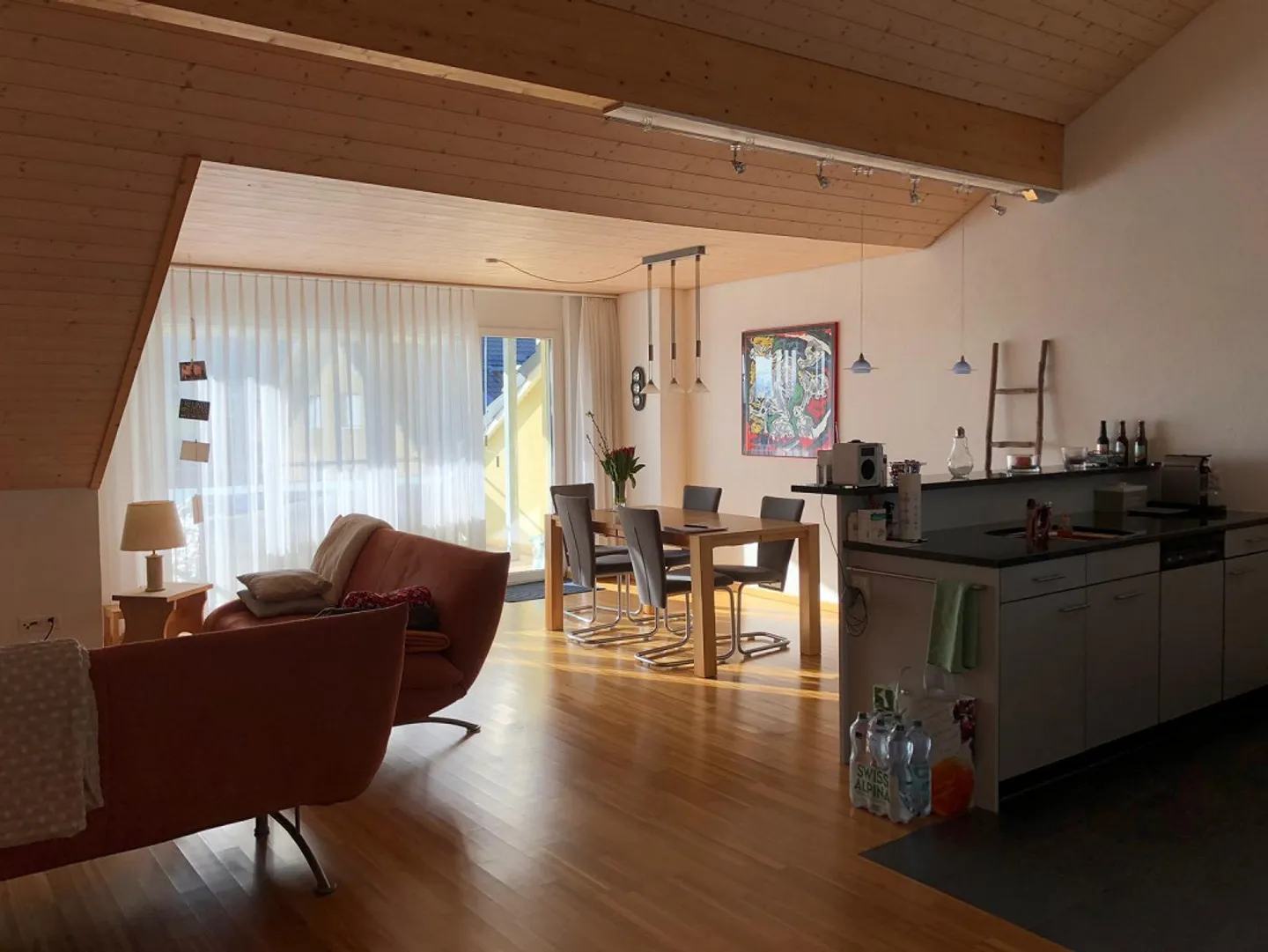 Charmante 2.5-Zimmer-Dachwohnung mit Weitblick und viel Charakter - Photo 1 of 10