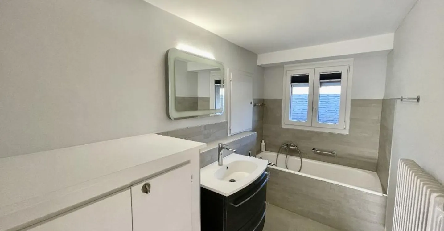Incantevole appartamento attico di 4,5 locali nel cuore del vecchio villaggio di Lens in gran parte ristrutturato - Foto 6 di 12