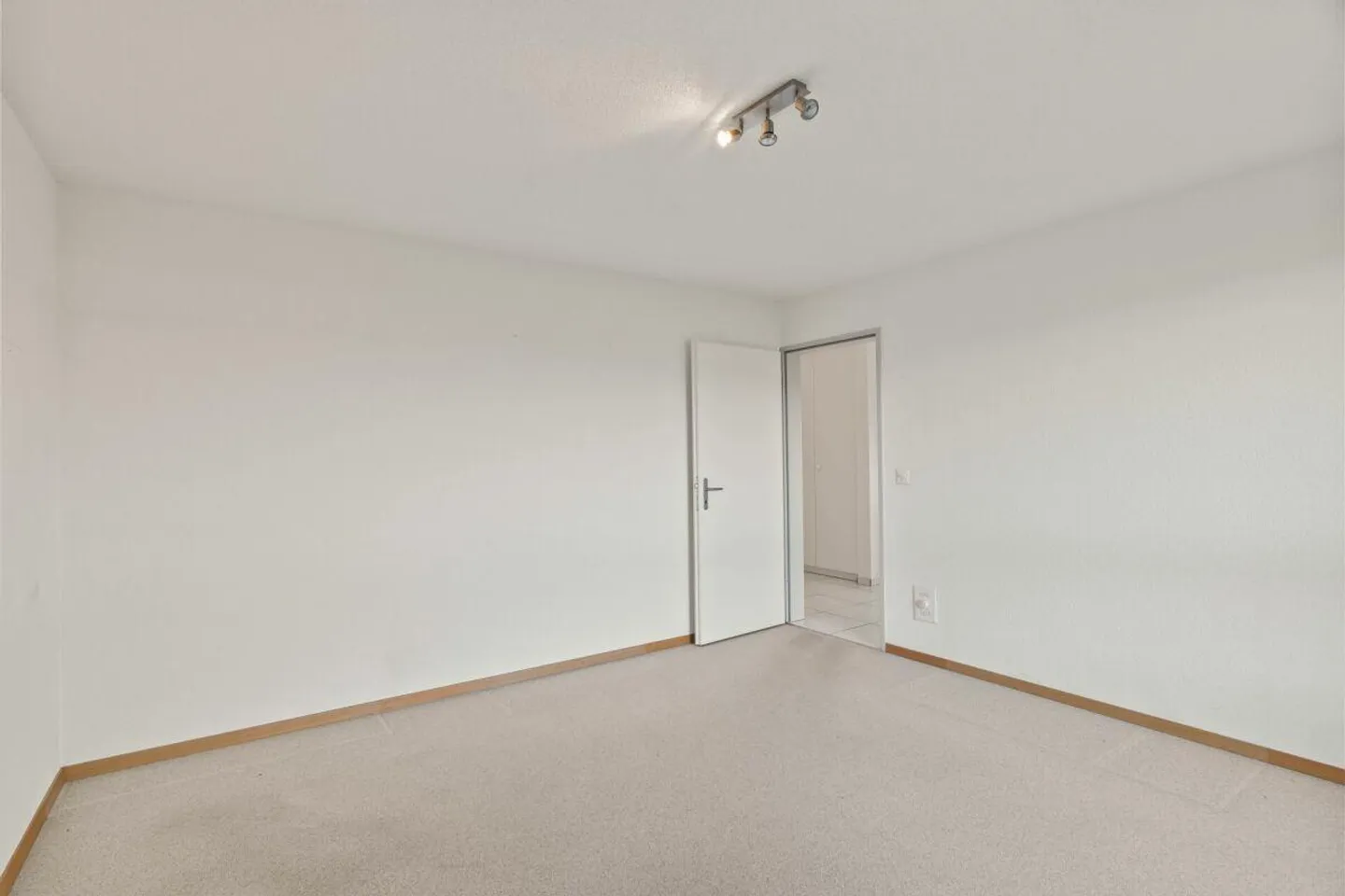 Charming 4.5-room garden apartment with spacious garden in Aarberg - Photo 8 of 21