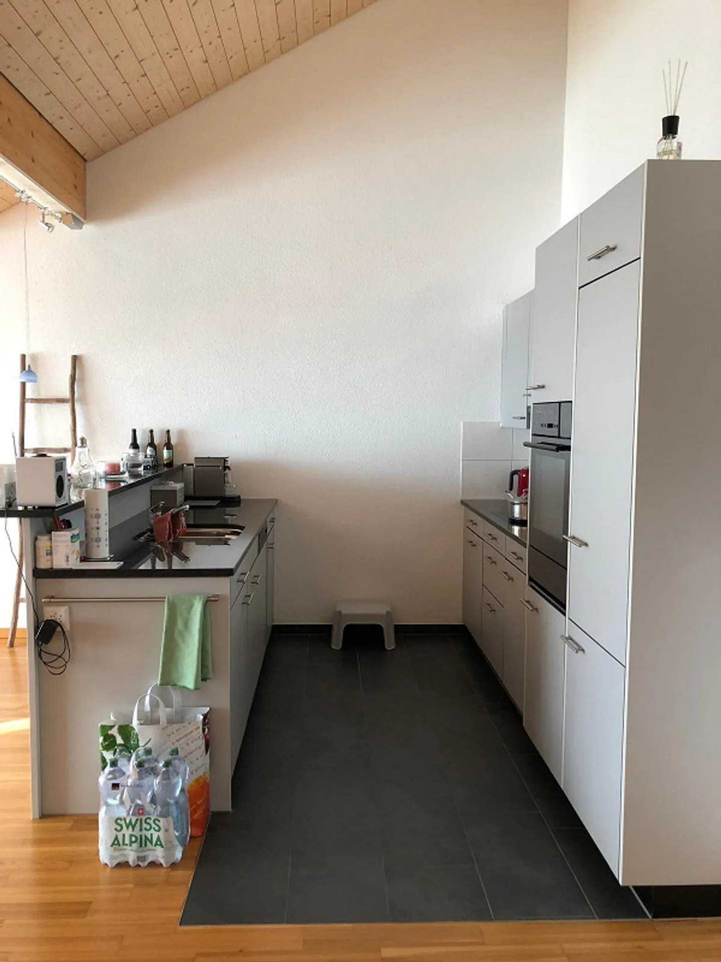 Charmante 2.5-Zimmer-Dachwohnung mit Weitblick und viel Charakter - Photo 2 of 10