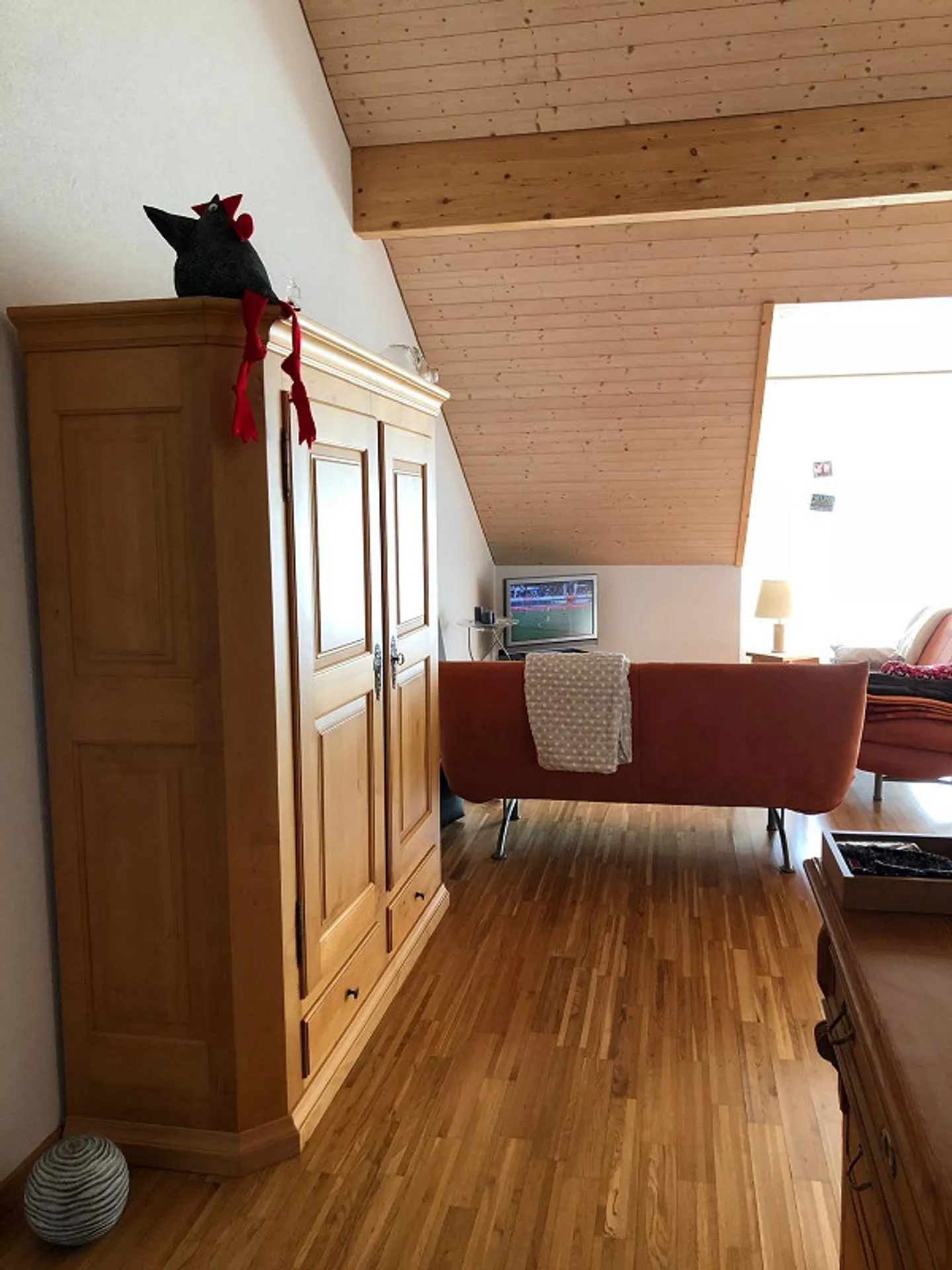 Charmante 2.5-Zimmer-Dachwohnung mit Weitblick und viel Charakter - Photo 10 of 10