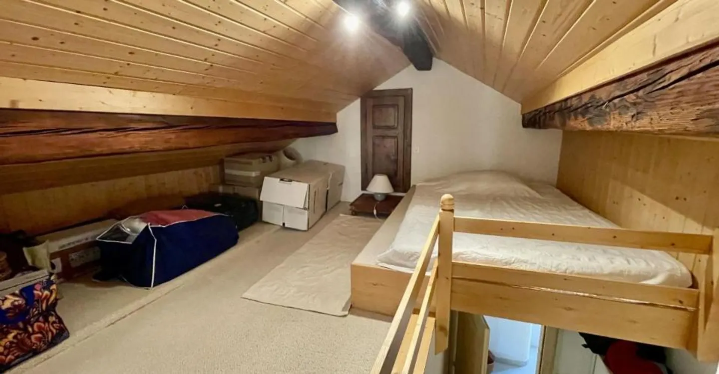Incantevole appartamento attico di 4,5 locali nel cuore del vecchio villaggio di Lens in gran parte ristrutturato - Foto 10 di 12