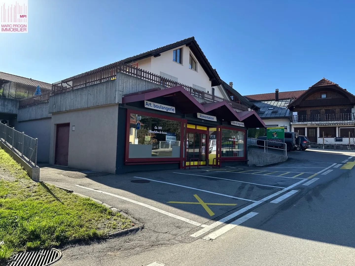 Edificio commerciale su 2 livelli con zona abitativa nel centro del paese - Foto 1 di 15