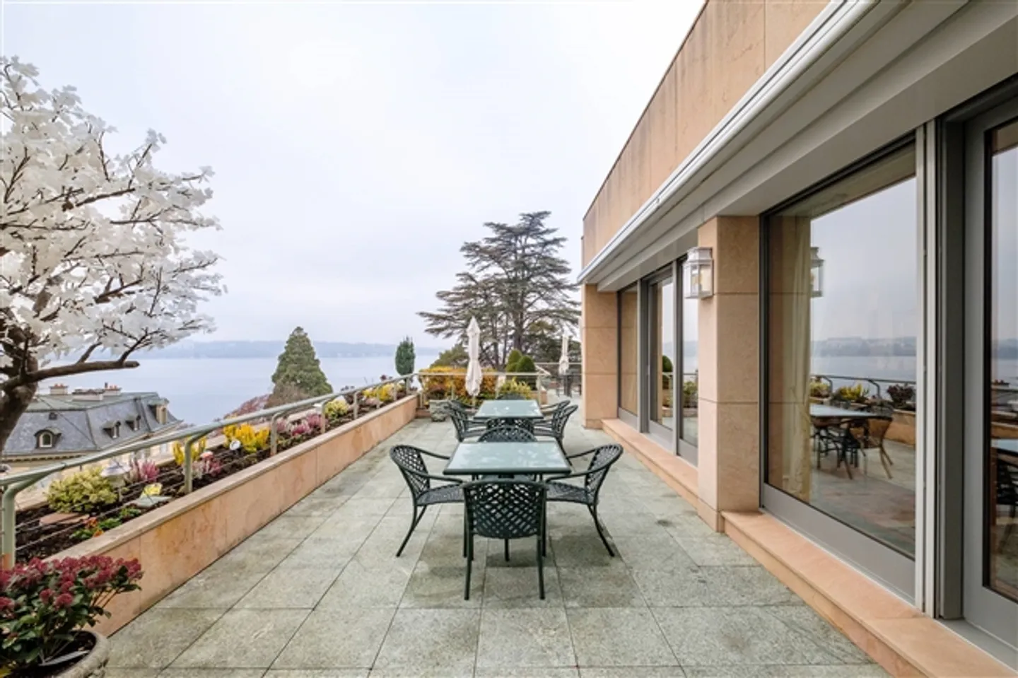 Bell'appartamento con terrazza con vista sul lago - Foto 1 di 13