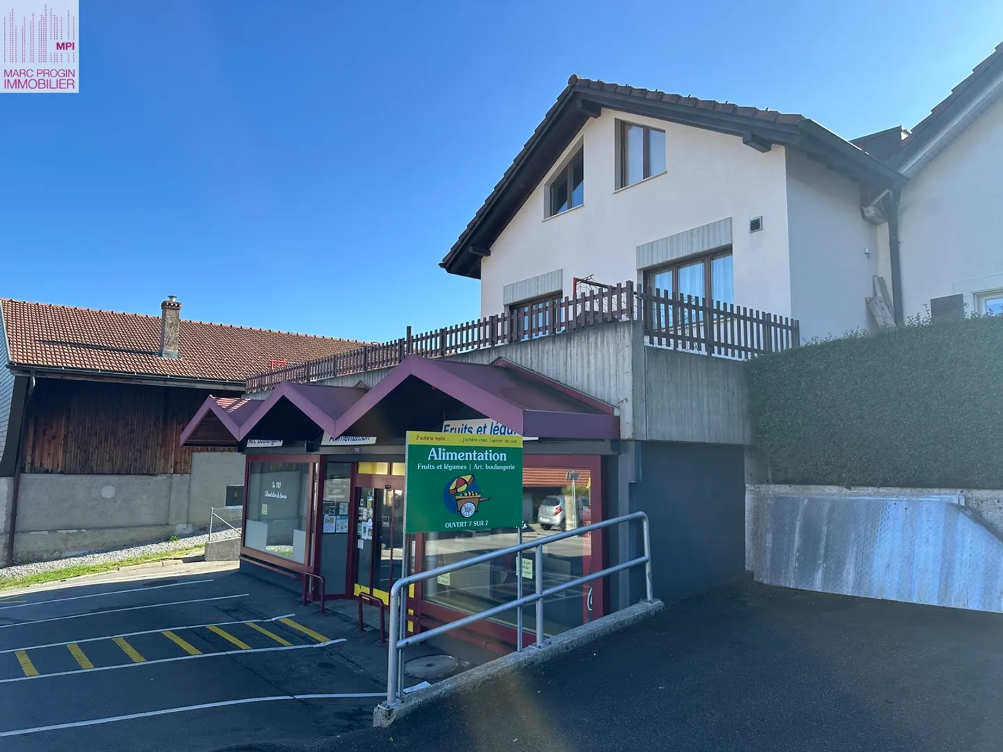 Edificio commerciale su 2 livelli con zona abitativa nel centro del paese - Foto 3 di 15