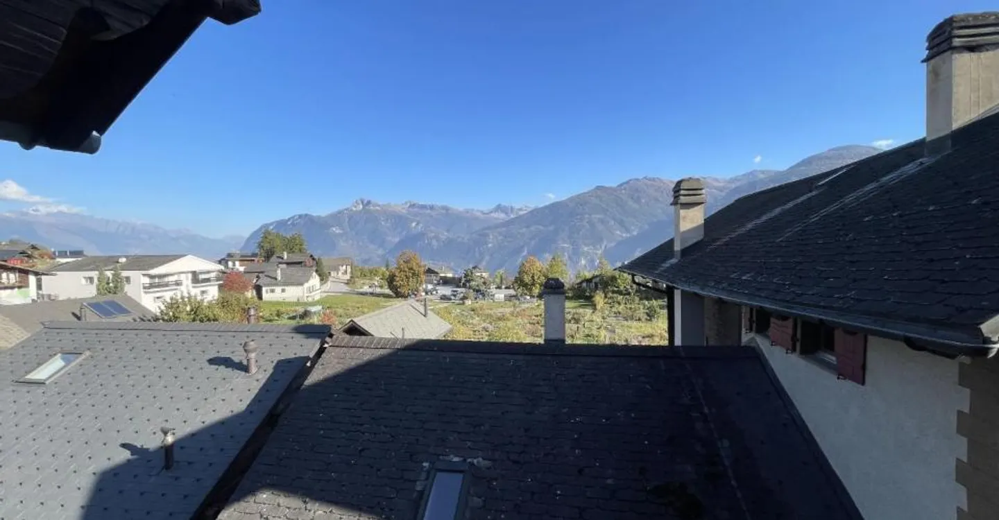 Incantevole appartamento attico di 4,5 locali nel cuore del vecchio villaggio di Lens in gran parte ristrutturato - Foto 11 di 12