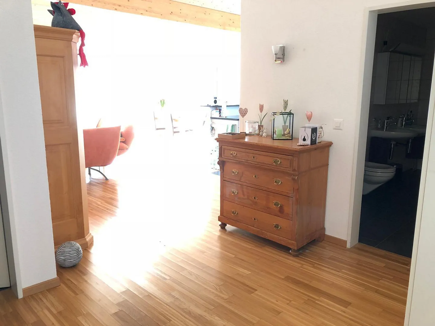 Charmante 2.5-Zimmer-Dachwohnung mit Weitblick und viel Charakter - Photo 6 of 10