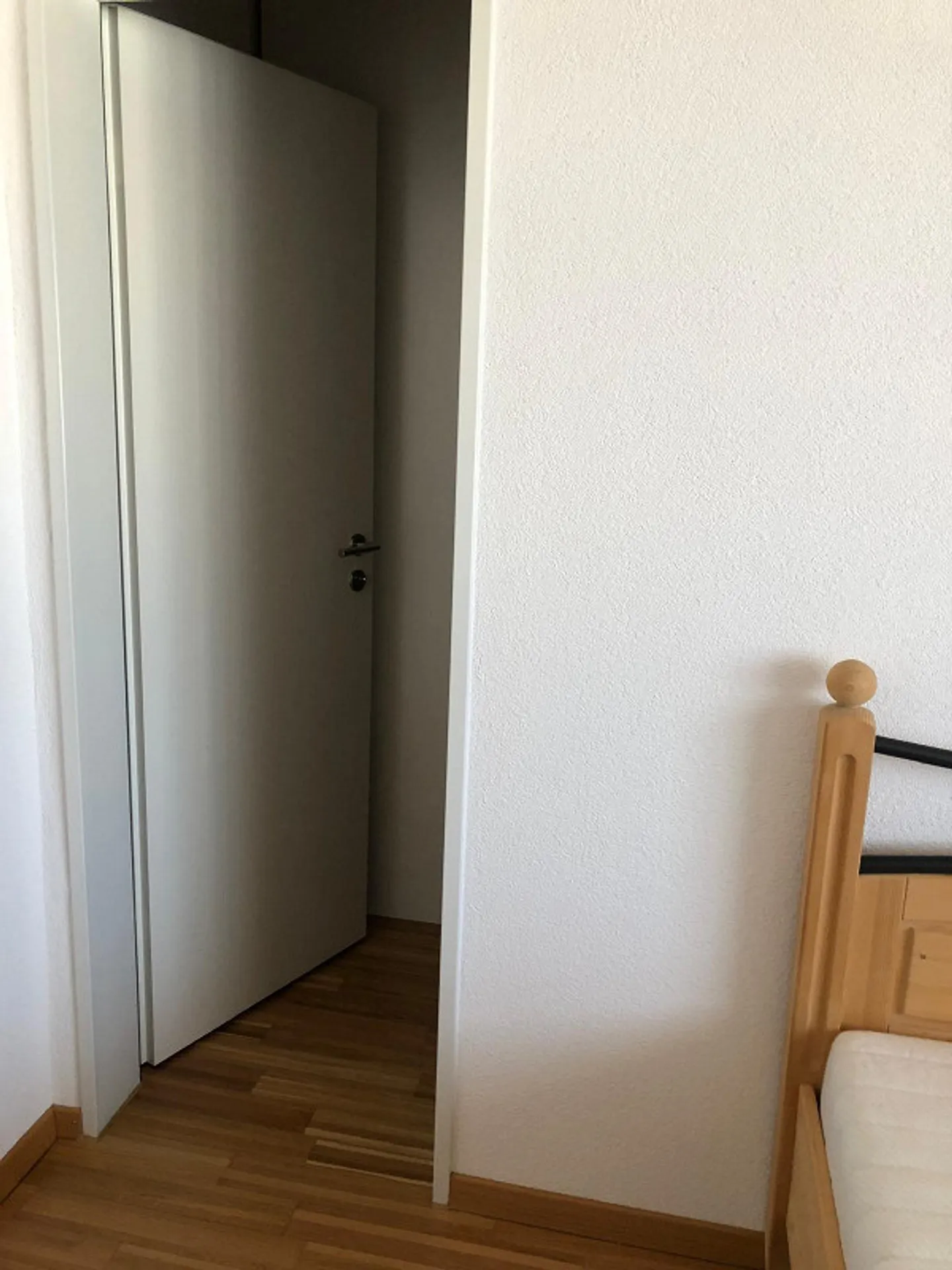 Charmante 2.5-Zimmer-Dachwohnung mit Weitblick und viel Charakter - Photo 7 of 10