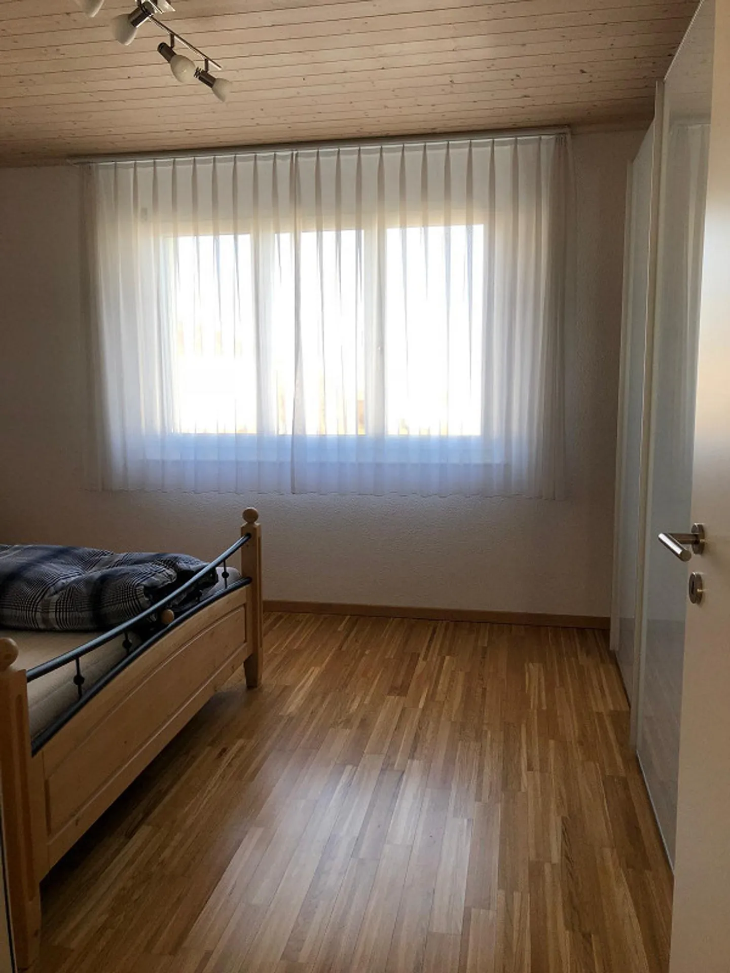 Charmante 2.5-Zimmer-Dachwohnung mit Weitblick und viel Charakter - Photo 9 of 10