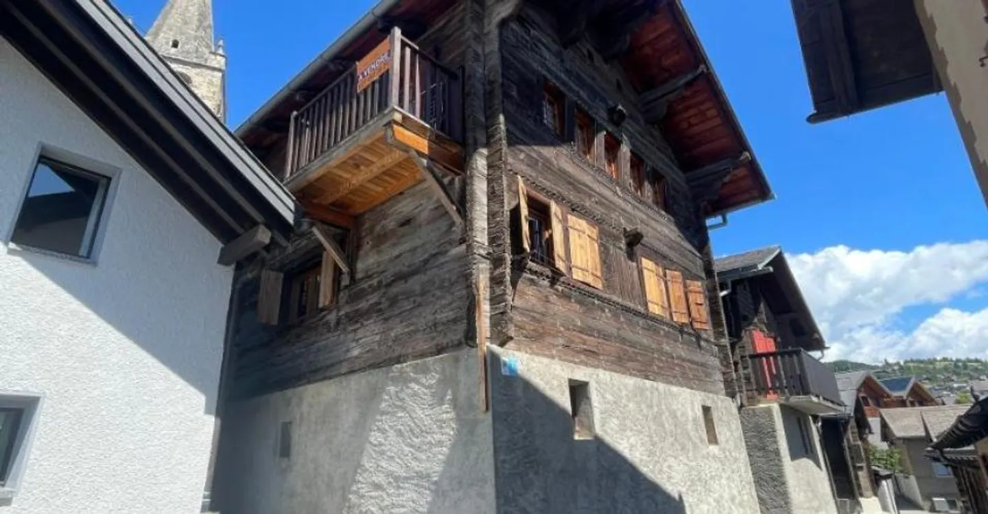 Incantevole appartamento attico di 4,5 locali nel cuore del vecchio villaggio di Lens in gran parte ristrutturato - Foto 12 di 12