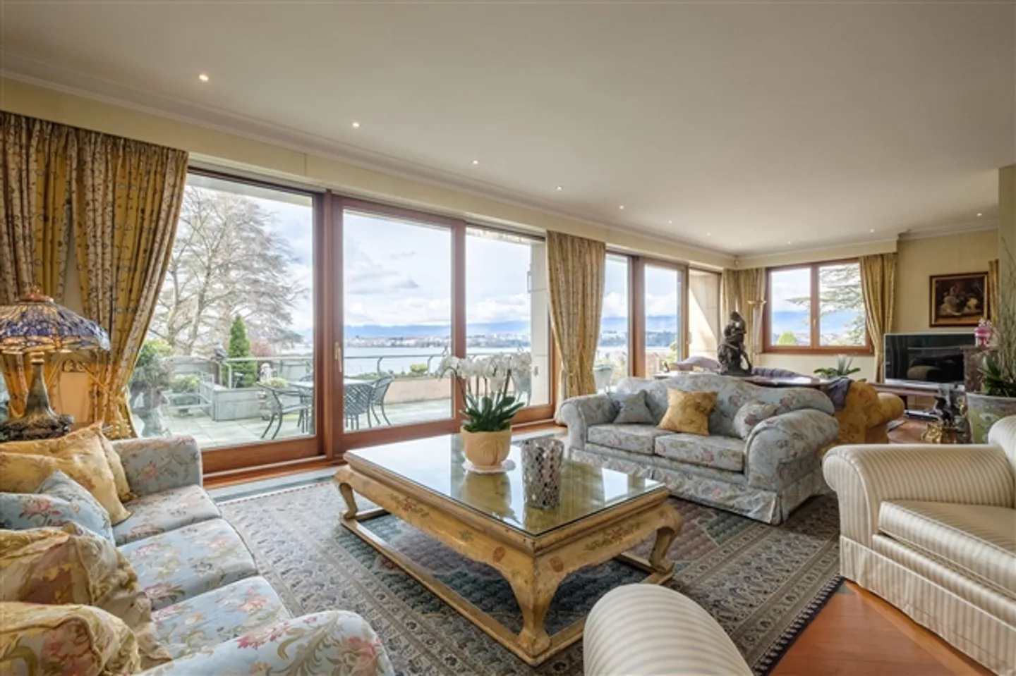 Bell'appartamento con terrazza con vista sul lago - Foto 4 di 13