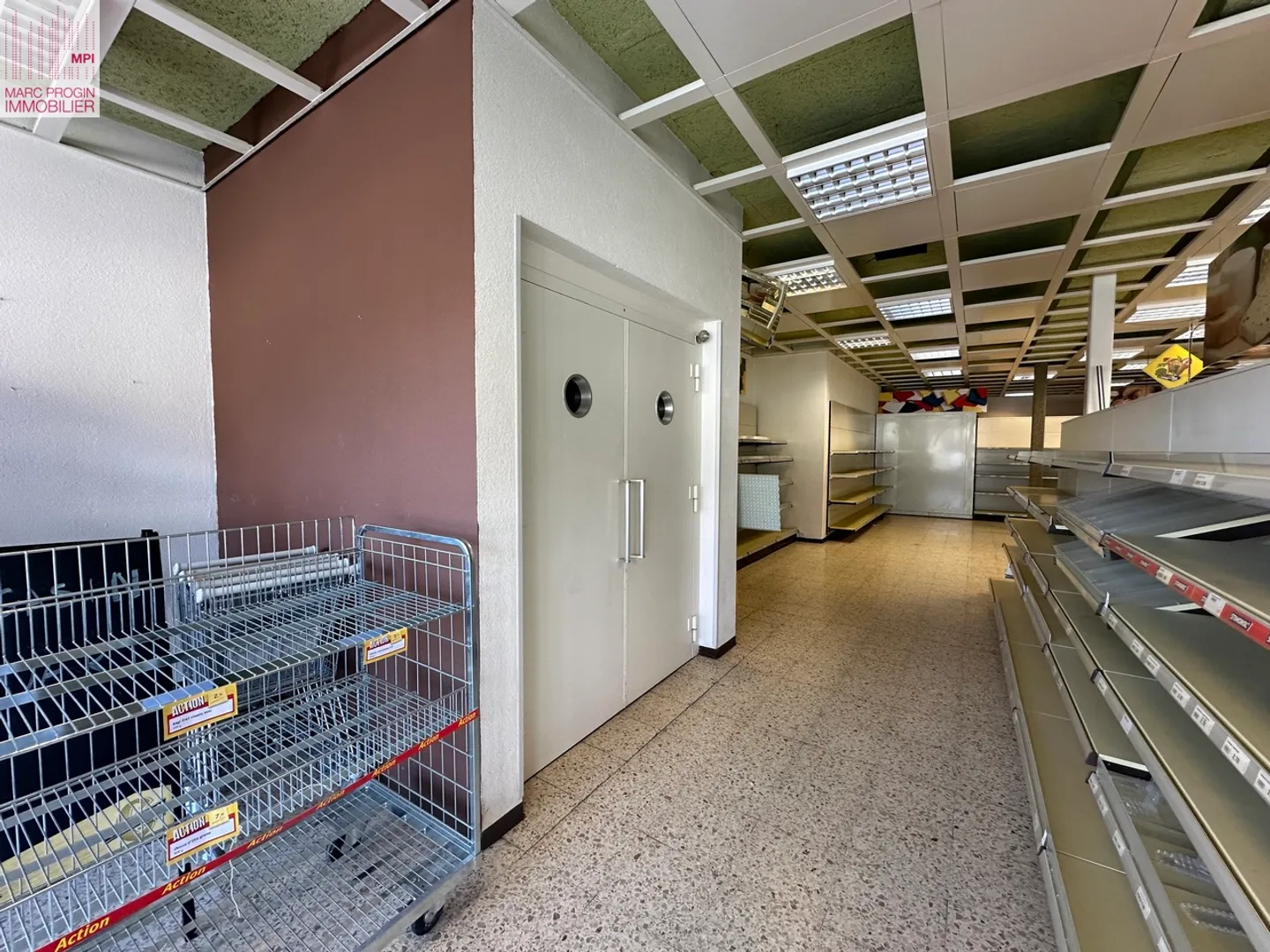 Edificio commerciale su 2 livelli con zona abitativa nel centro del paese - Foto 8 di 15