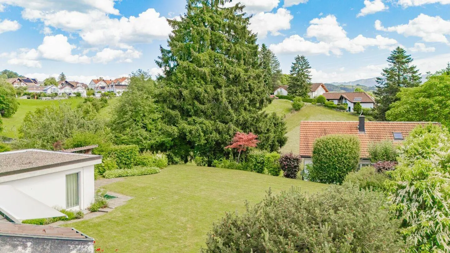 Plot in a desirable residential area with attractive development potential - Photo 5 of 9