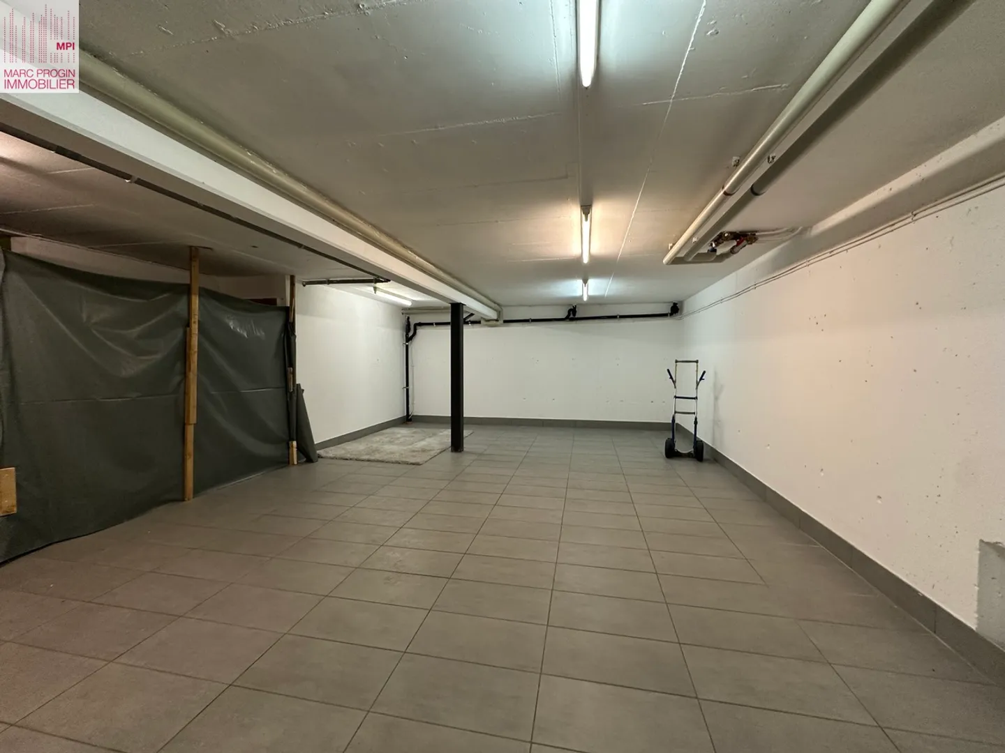 Edificio commerciale su 2 livelli con zona abitativa nel centro del paese - Foto 9 di 15