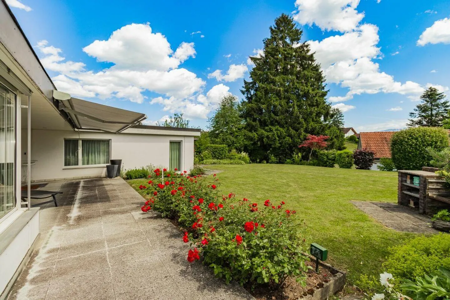Plot in a desirable residential area with attractive development potential - Photo 6 of 9
