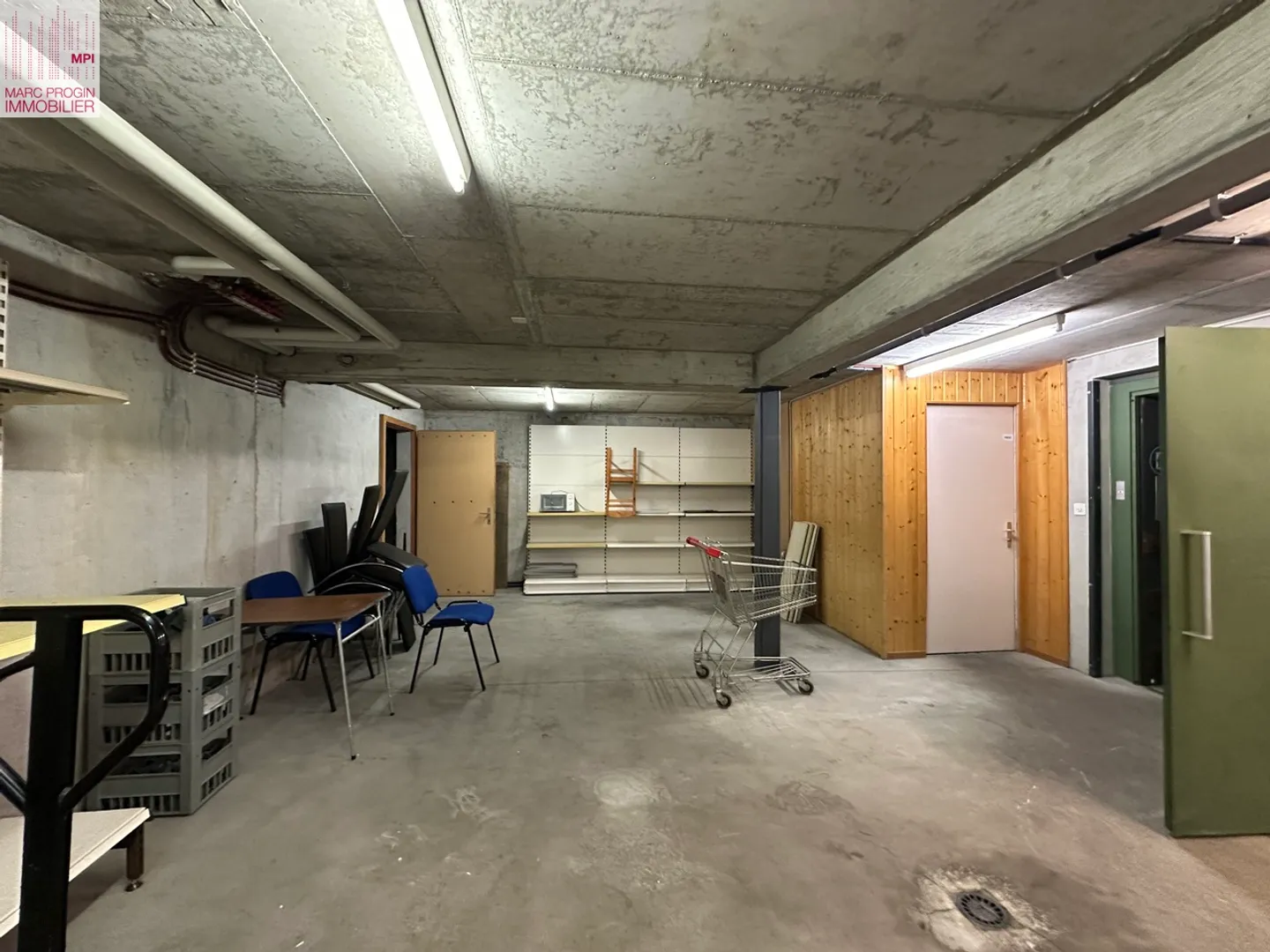 Edificio commerciale su 2 livelli con zona abitativa nel centro del paese - Foto 10 di 15