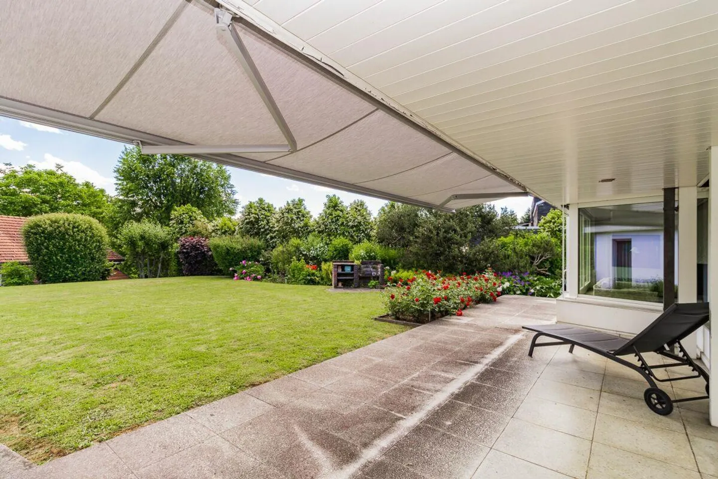 Plot in a desirable residential area with attractive development potential - Photo 7 of 9