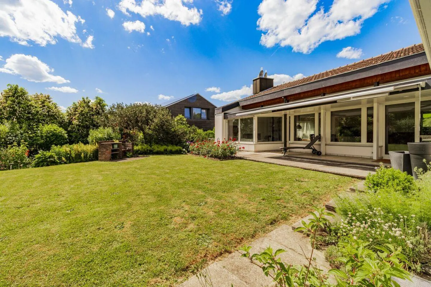 Plot in a desirable residential area with attractive development potential - Photo 8 of 9