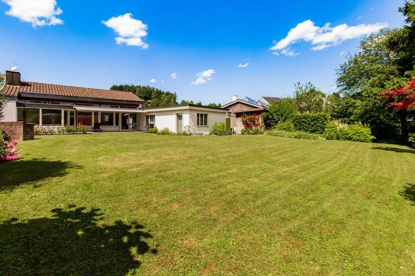Plot in a desirable residential area with attractive development potential - Photo 9 of 9