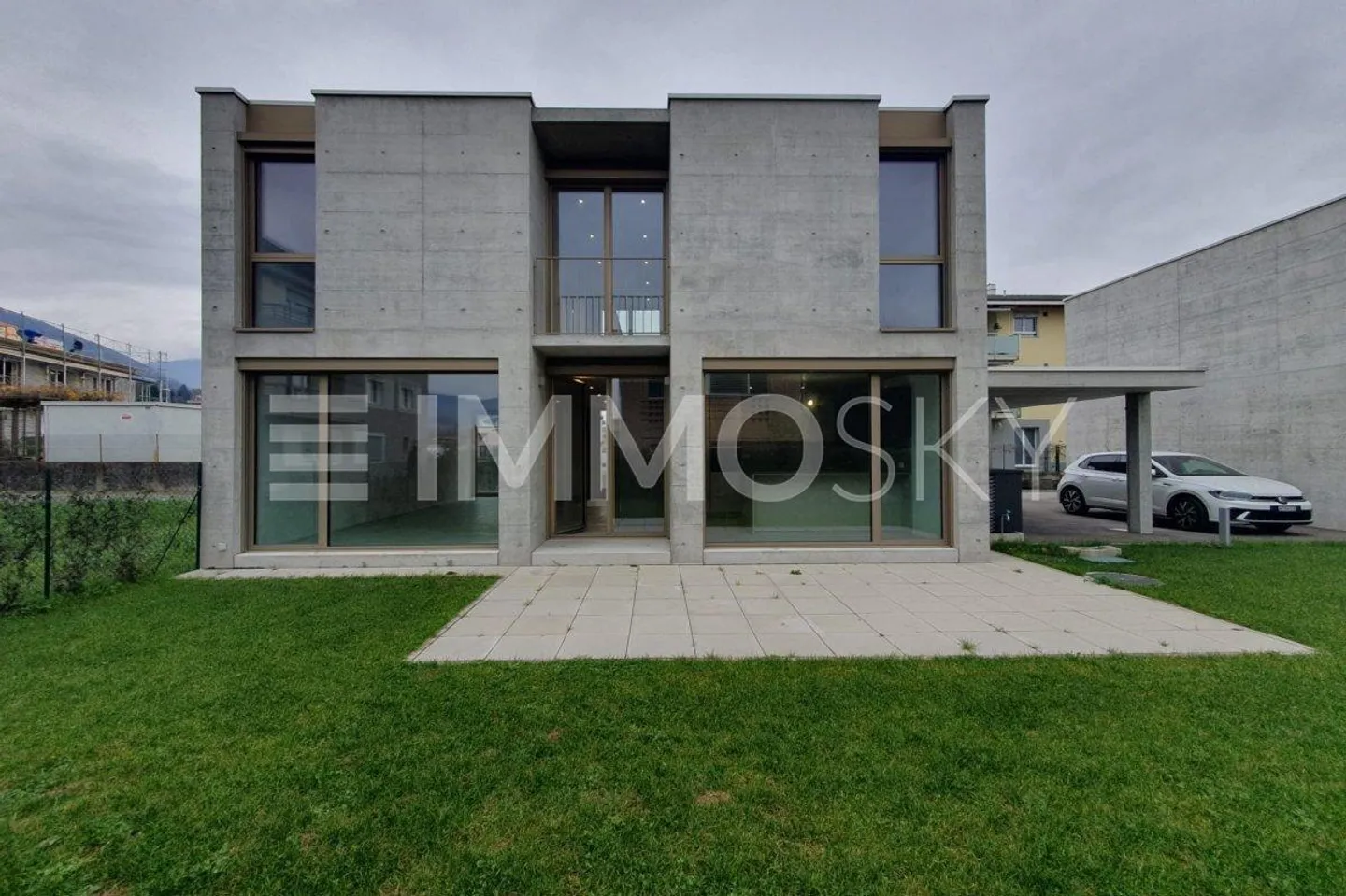 Elegantes Einfamilienhaus mit Garten - Foto 1 von 5