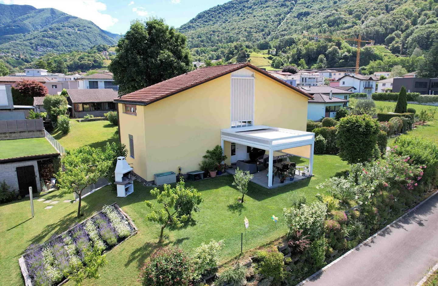 Casa con ampio giardino ben curato in zona tranquilla e soleggiata - Photo 1 sur 24