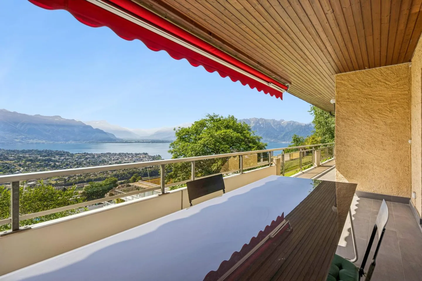 Geräumige Wohnung mit Seeblick - Foto 1 von 13