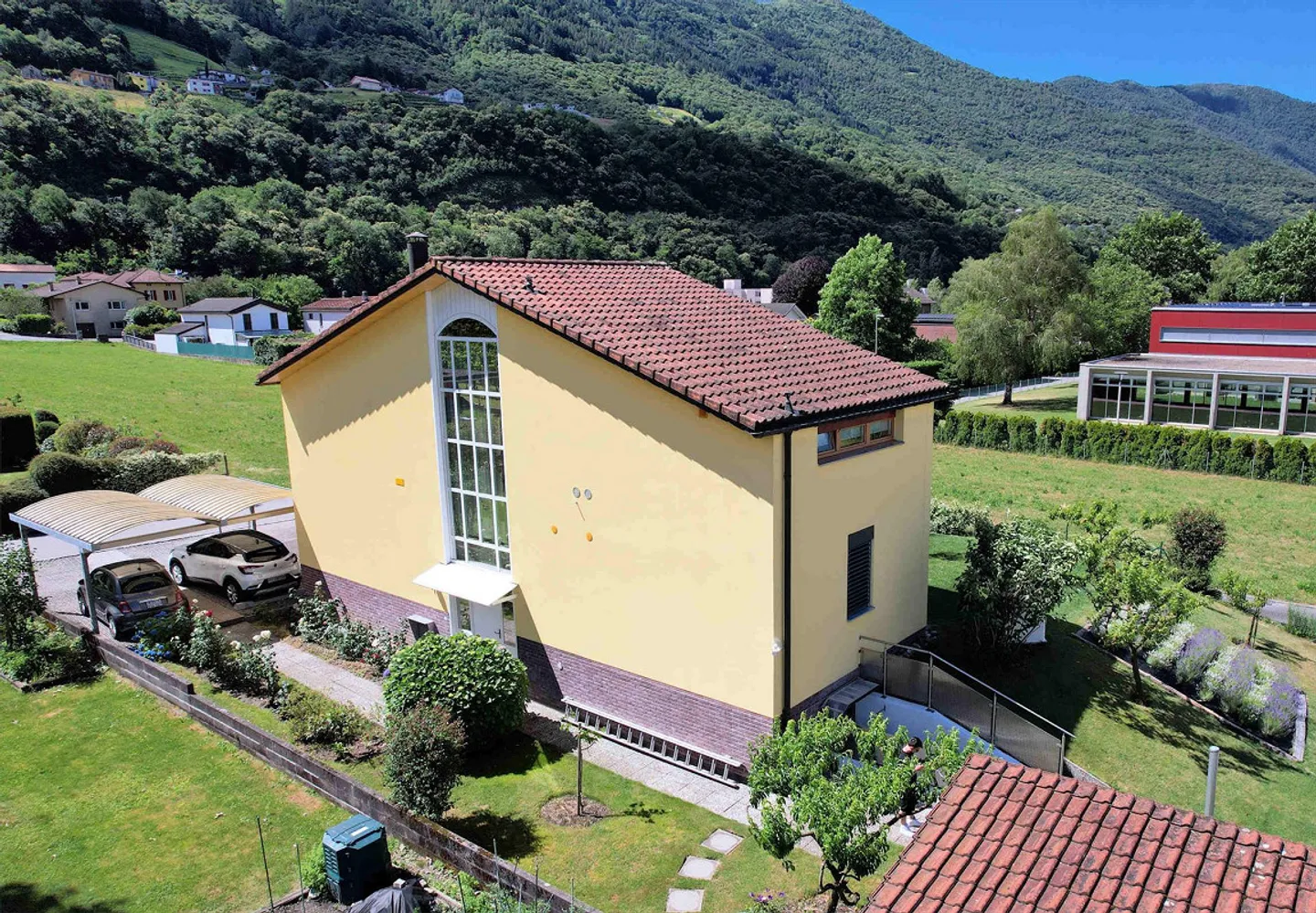 Casa con ampio giardino ben curato in zona tranquilla e soleggiata - Photo 2 sur 24