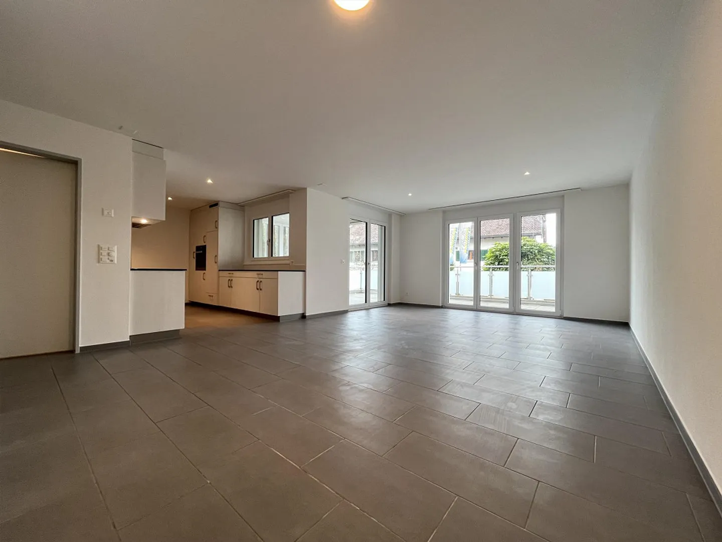 Large apartment with a balcony and a large terrace - Photo 1 of 12