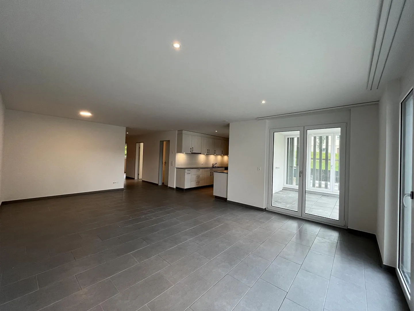 Large apartment with a balcony and a large terrace - Photo 4 of 12