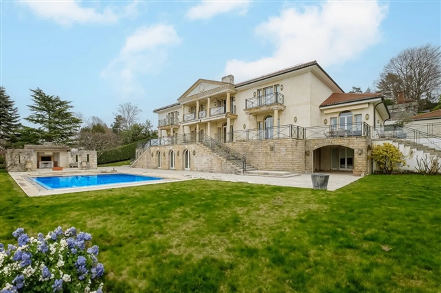 Ampia casa padronale divisa in 2 appartamenti con vista lago - Foto 1 di 13