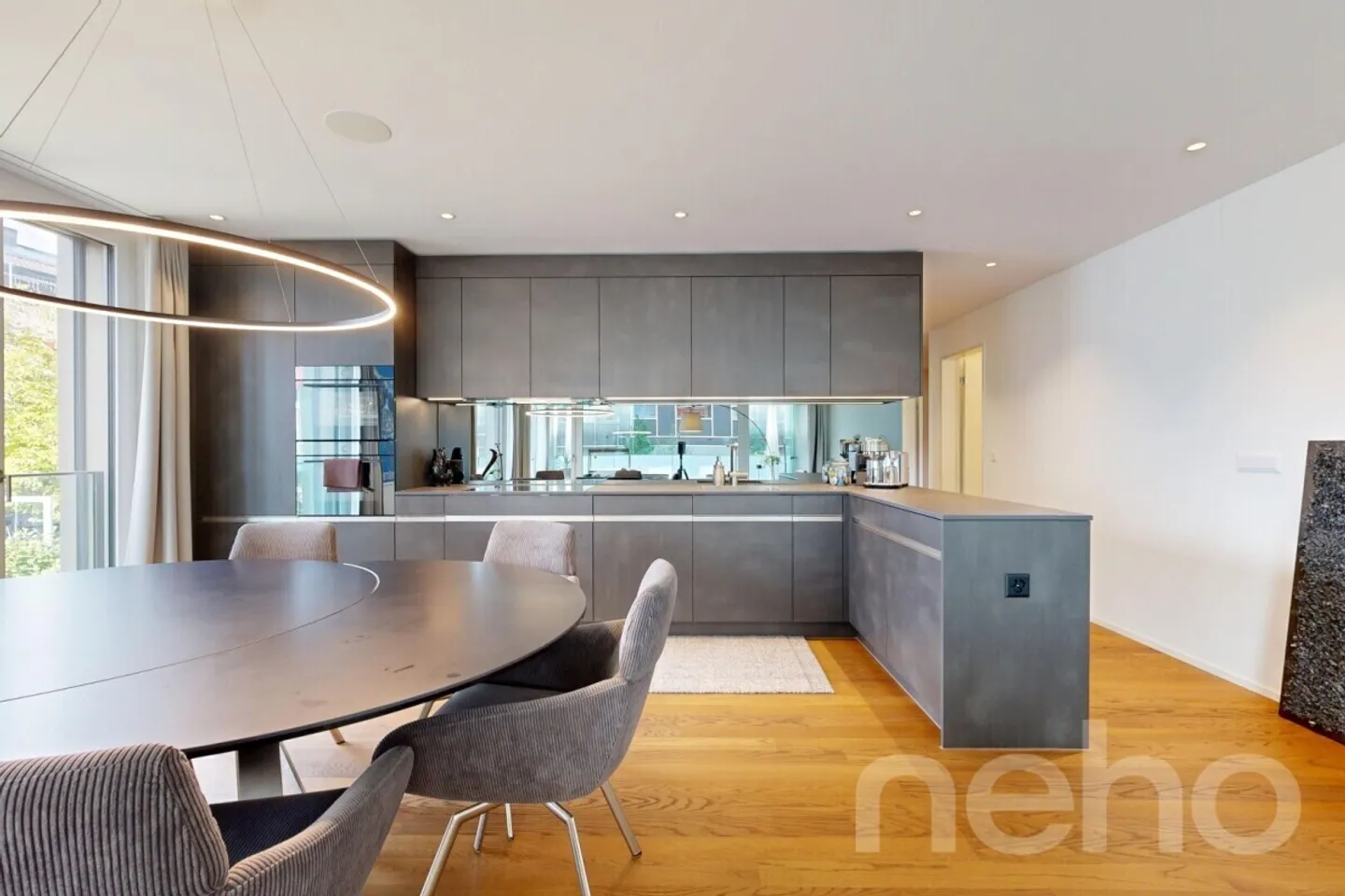 Modern 3.5-Room Apartment - Photo 2 of 11