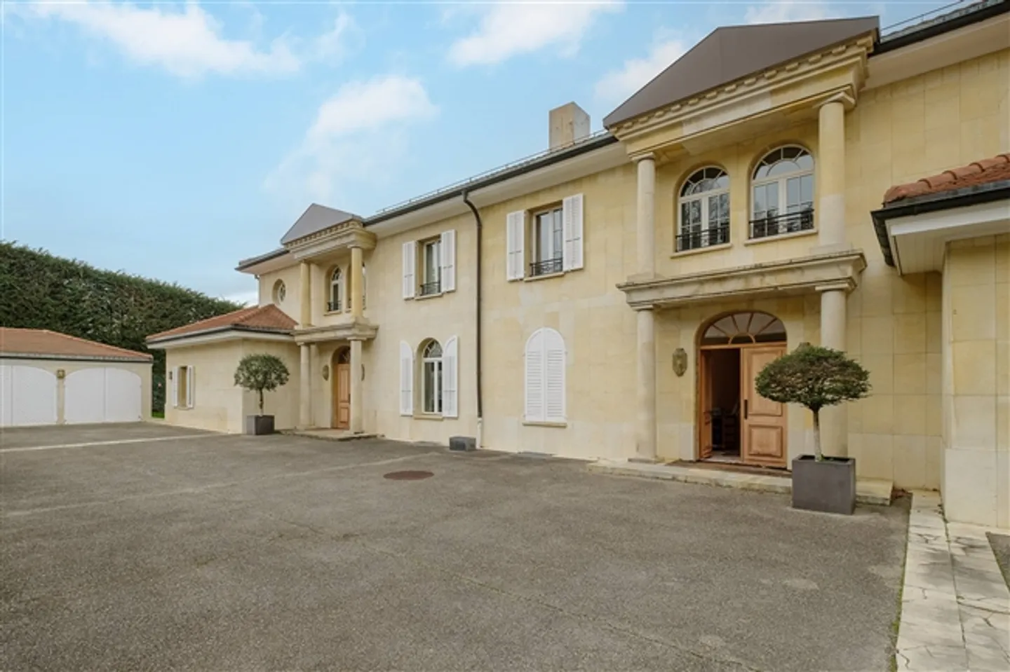 Ampia casa padronale divisa in 2 appartamenti con vista lago - Foto 2 di 13