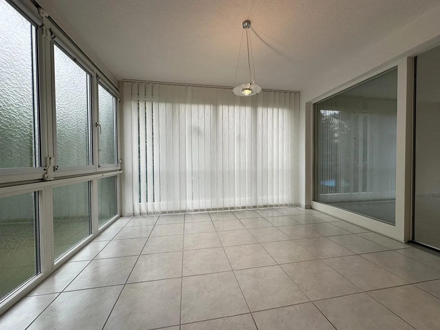 Ampio appartamento di 5,5 locali con balcone e garage a Oberwil - Foto 3 di 18