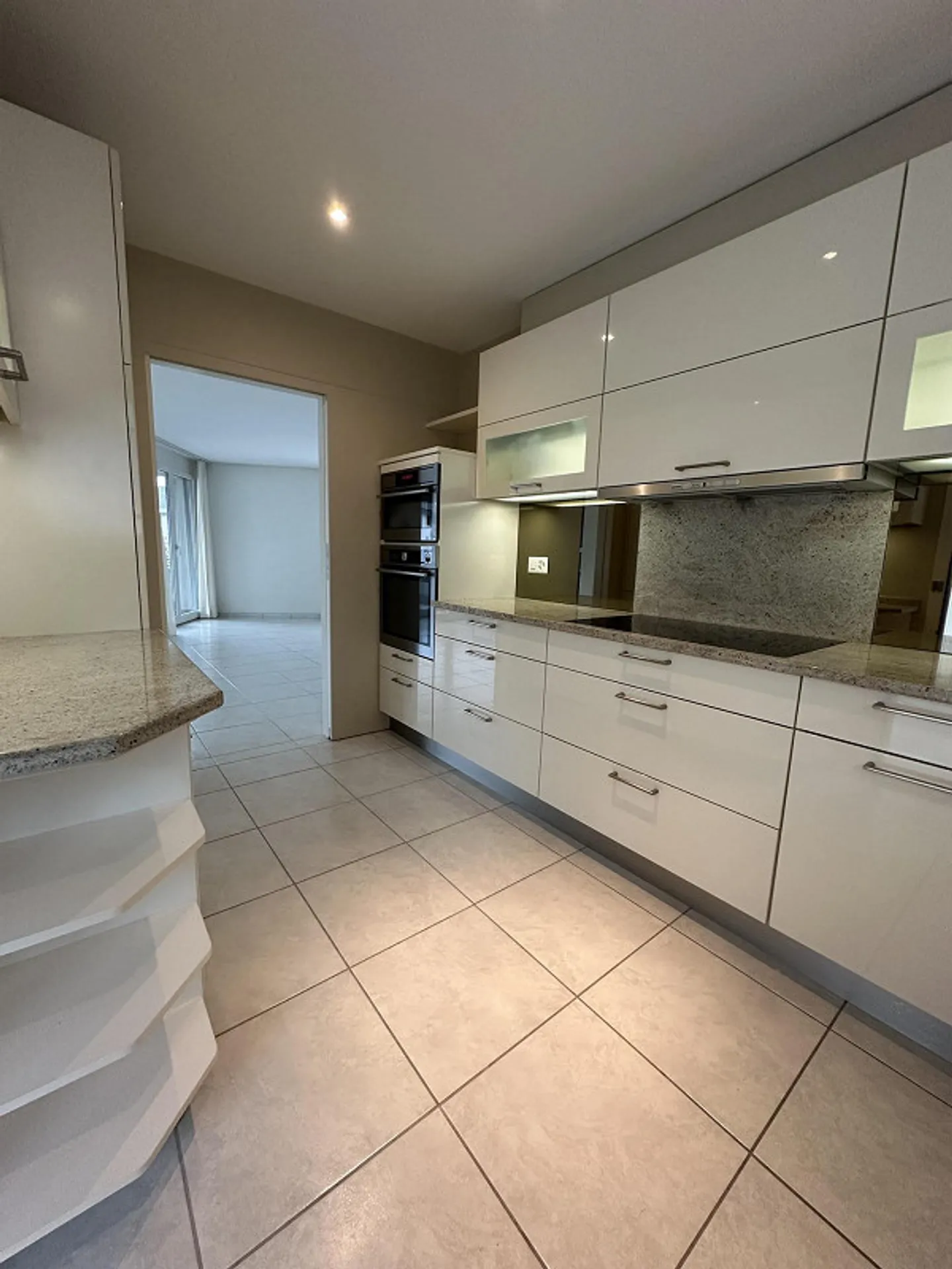 Ampio appartamento di 5,5 locali con balcone e garage a Oberwil - Foto 4 di 18