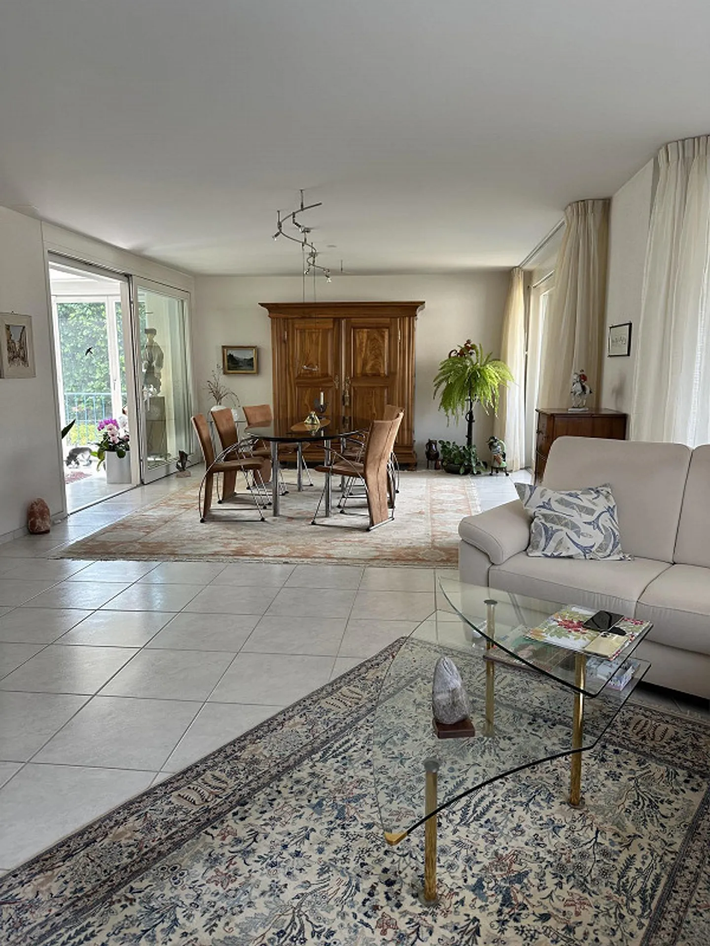 Ampio appartamento di 5,5 locali con balcone e garage a Oberwil - Foto 1 di 18
